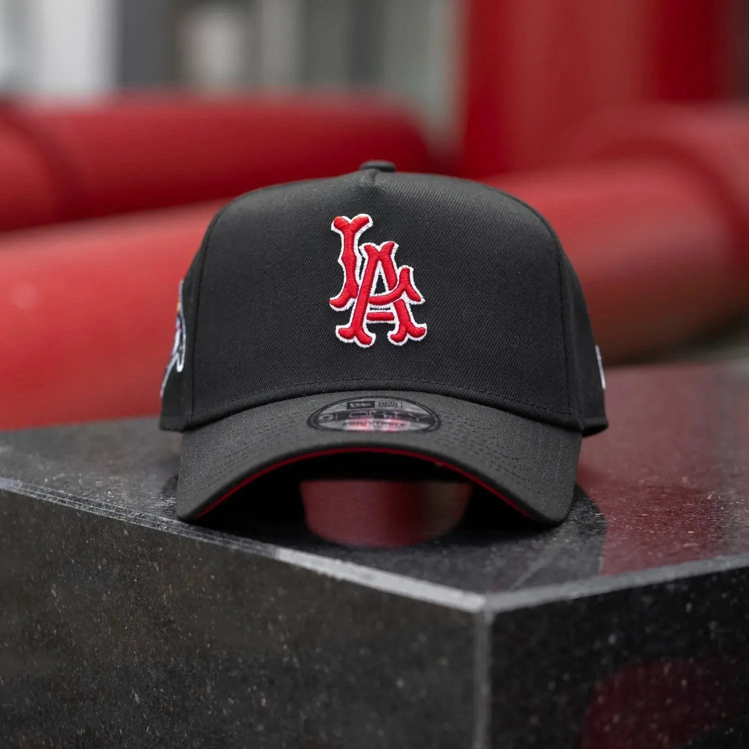 NEW ERA 9FORTY LOS ANGELES ANGELS SIDE PATCH BLACK / SCARLET RED UV - FAM